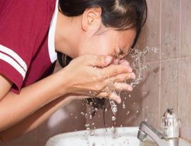 Soğuk su ile yüz yıkamanın faydaları neler? Soğuk suyun cilde faydaları