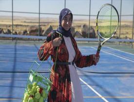 Şanlıurfalı 3 çocuk annesi Fatma Karakeçi, kızı için yöresel kıyafetleriyle tenis kortuna çıktı