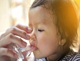 Bebeklere su nasıl verilmeli? Altı aydan küçük bebeklere su verilir mi?