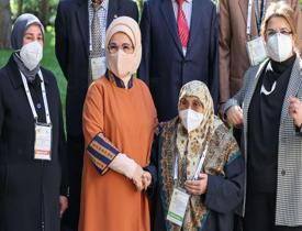 Emine Erdoğan Ankara'da düzenlenen bir konferansta yaşlılarla buluştu