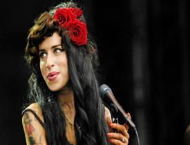 Dünyaca ünlü şarkıcı Amy Winehouse’un eşyaları açık artırmaya çıkarılıyor