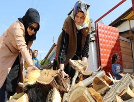 Elazığlı kadınlar ihtiyaç sahiplerine odun yardımı yapıyor! 