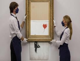 İngiliz Banksy'nin "Kırmızı Balonlu Kız" eseri 18,5 milyon sterline satıldı