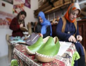 Kadınlar el emeğiyle ürettiği yemenileri dünyaya satıyor