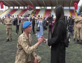 Karabük'te uzman onbaşıdan sürpriz evlilik teklifi
