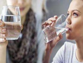 Her gün saat başı bir bardak su içerseniz ne olur? Sık sık su içmek zayıflatır mı?