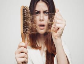 Saç dökülmesi: Sebepleri ve tedavi yöntemleri nelerdir? Saç dökülmesine ne iyi gelir?