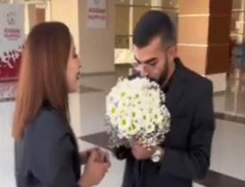 Erkek arkadaşına evlenme teklifi etti sosyal medyada viral oldu!