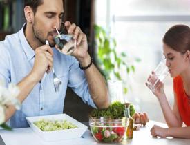 Yemekte su içmek zararlı mı? Yemek sırasında neden su içilmemeli? İşte dikkat çeken o hata...