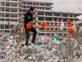 Hatay'da depremde hayatını kaybeden çocuklar için enkazların üzerlerine balonlar asıldı!