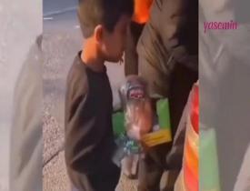 Sadece ihtiyacını alan depremzede çocuk! "Ekmeğe ihtiyacımız yok"
