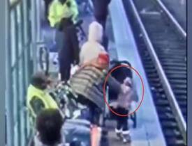 Üç yaşındaki çocuğu tren raylarına attı! O skandal görüntüler...