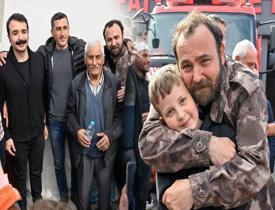 TRT oyuncuları deprem bölgesinde! Gönül Dağı'nın Selami'si çocuklarla maç yaptı