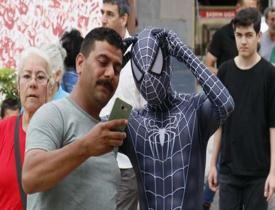 Adana'da renkli görüntüler ortaya çıktı! Örümcek Adam kostümüyle oy kullandı