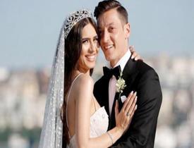 Amine Gülşe ve Mesut Özil'den evlilik yıl dönümü kutlaması! "Diğer yarım..."