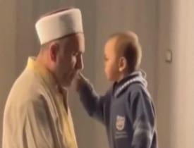 Namaz sonrası ‘Amenerrasulü' okuyan imam ile minik çocuk arasındaki diyalog güldürdü