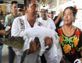 Meksika'da akılalmaz asırlık gelenek! Belediye başkanı Garcia bir timsah ile düğün yaptı
