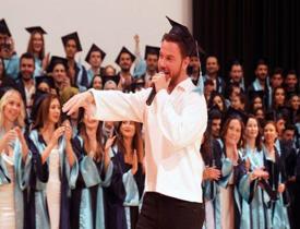 Ege'de Sinan Akçıl rüzgarı! Ünlü şarkıcı taze mezunların sevinçlerine ortak oldu