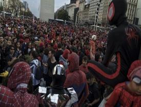 Yüzlerce örümcek adam  Arjantin'de bir araya geldi! O anlar gündem oldu