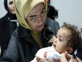 Emine Erdoğan, Türkiye'ye getirilen Filistinli çocukları ziyaret etti