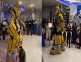 Sosyal medyada gündem olan düğün! Transformers'ın meşhur karakteri Bumblebee halay başı oldu