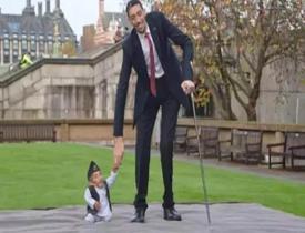 "Dünyanın yaşayan en uzun boylu adamı ile en kısa boylu adamı" bir arada!