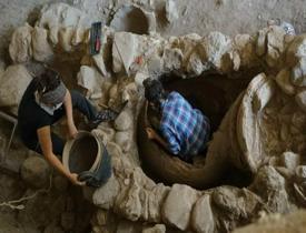 Yunanistan'daki o adada kazı yapan arkeologlar 2.700 yıllık hazine buldu