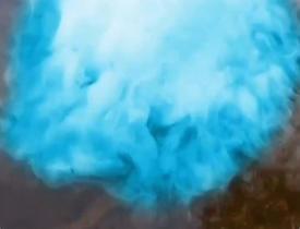 Rengarenk şov! Dumanla renklendirilen baloncukların eşsiz dansı sosyal medyada viral oldu