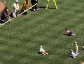 Amerika'da beyzbol maçı öncesinde keyifli dakikalar! Bebek emekleme yarışması yapıldı