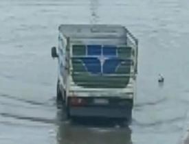 Diyarbakır'da kamyonet sürücüsünün topu suya düşen çocuğa yardım ettiği anlar gündem oldu!