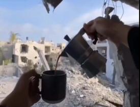 Gazzeli kadın adeta İsrail'i 'çıldırttı!' Enkaza dönen evini temizleyip balkonda kahve içti
