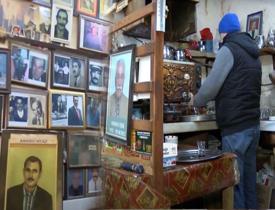 Adana'da 'Ölüler kahvehanesi'nde tam 800 kişi duvarları süslüyor!