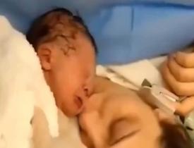 Yeni doğan bebeğin annesinin öpücüğüne verdiği tepki gündem oldu