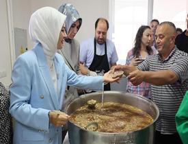 Bakan Göktaş Alevi vatandaşlarla buluştu! Aşure dağıttı