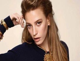 Serenay Sarıkaya kombiniyle olay oldu! "Çuval giyse yakışır diye diye giydirdiniz"