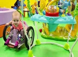 Felçli kızına elleriyle tekerlekli sandalye yaptı