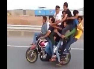 Motosikletli gençlerden tehlikeli şov!