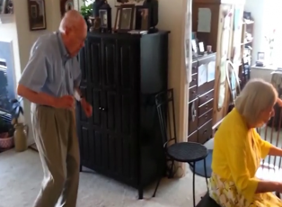 Yaşlı kadın piyano çaldı! Eşi bakın ne yaptı