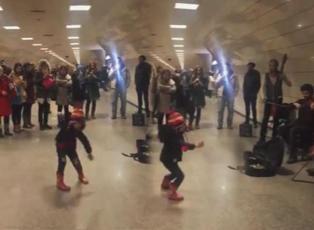 Metroda müzisyenlerle çocuğun oyunu rekor kırıyor