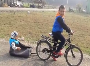 Kardeşini bisikletle gezdirmek isteyince...