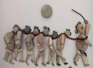 Taşlarla Suriye'deki savaşı anlatan sanatçı...