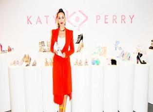 Katy Perry tasarladığı ayakkabıları satışa sundu