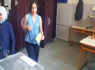 Hülya Avşar'ın kızı Zehra'nın ilk oy şaşkınlığı