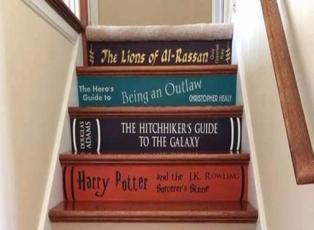 Dekoratif kitaplık merdivenler