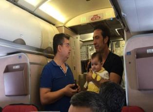 Kıraç uçakta küçük bebeği gezdirdi
