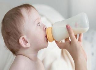Düzensiz anne sütü alan çocuk yemek seçiyor