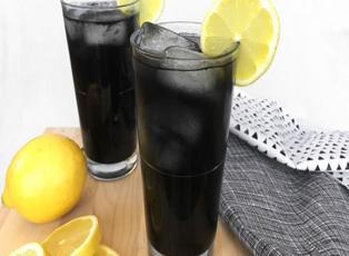 Kömürden yapılan siyah limonata