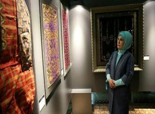 Emine Erdoğan karma eserler sergisini ziyaret etti
