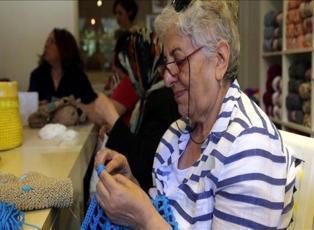 Emekli kadınlar modaya örgü örerek ayak uyduruyor