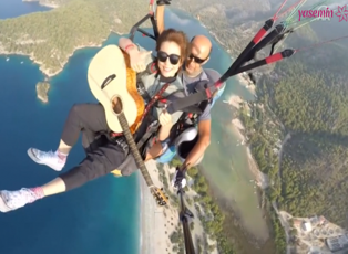Paraşütle atlarken gitar çalan çılgın kadın!